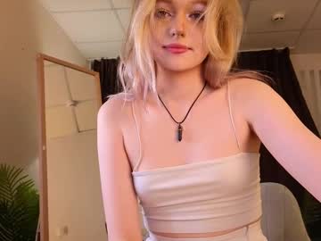 girl
        just_mia_ cam image #13924