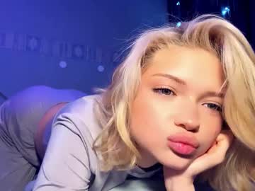 girl Scandalous Cam Girls - Unleash Your Wild Side! with suzannabarmes