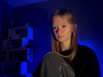 girl
        mittietonge cam image #18657