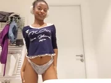 girl
        lola30625 cam image #17106