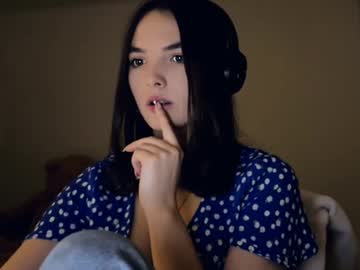 girl
        dennisethuman cam image #20552