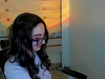girl
        emilia_clark_ cam image #4722